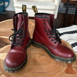 Dr. Martens 1460 SMOOTH LEATHER LACE UP BOOTS. Brand new. Worn once.